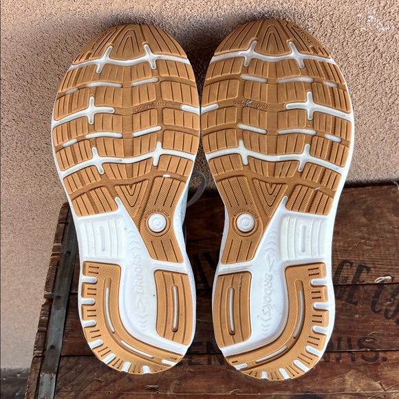 Brooks Women's Ghost 16 Athletic Shoes - Picture 9 of 10